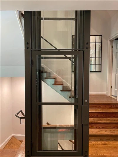 ما هي ميزات السلامة من الحرائق في مصعد المنزل؟